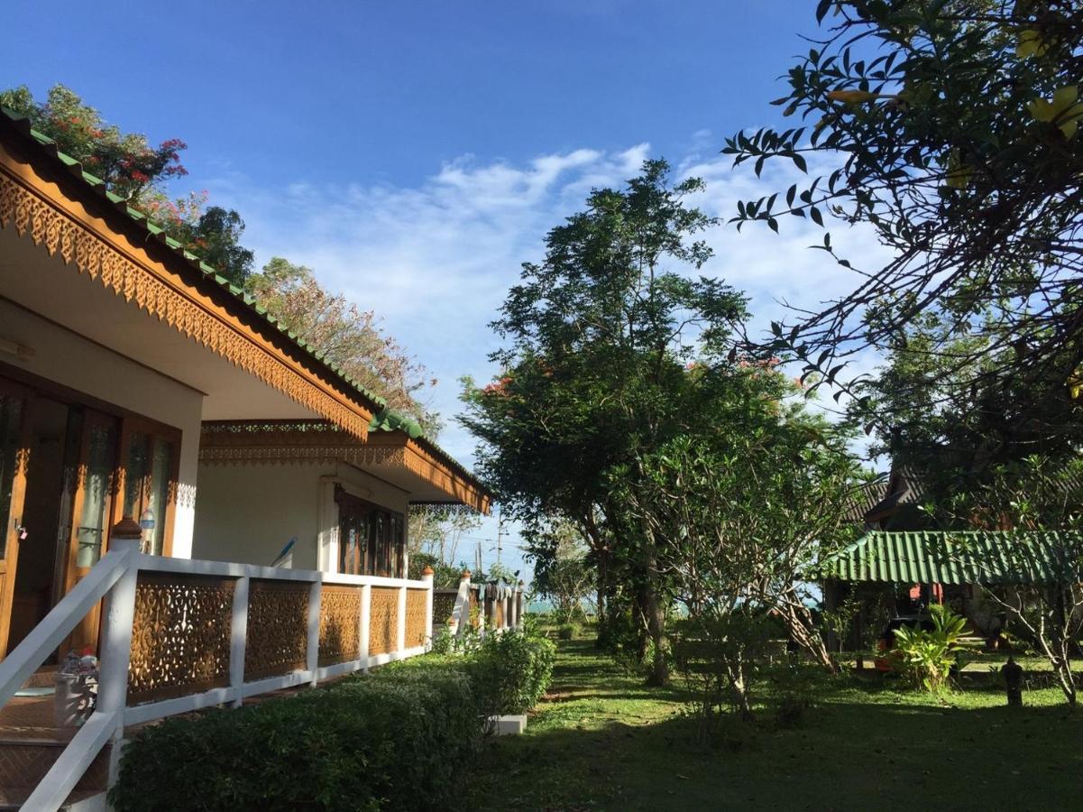 Ruen Thai Rim Haad Thang Kwian Exterior foto